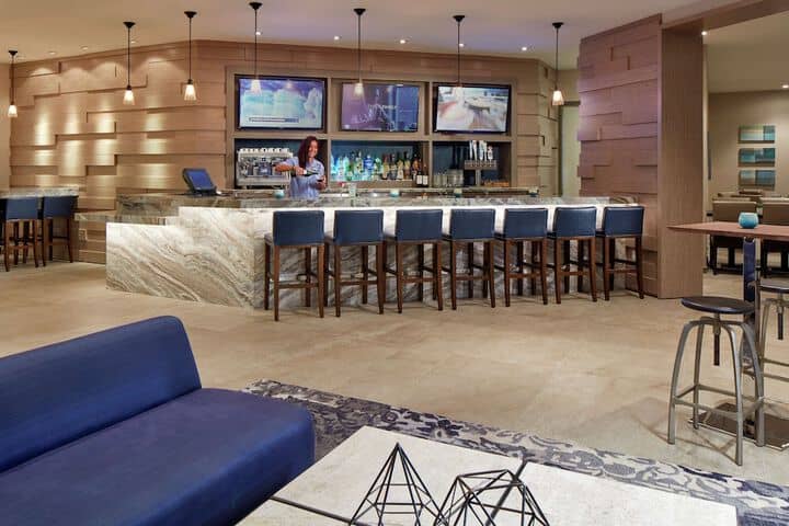 Lounge 31 of 43